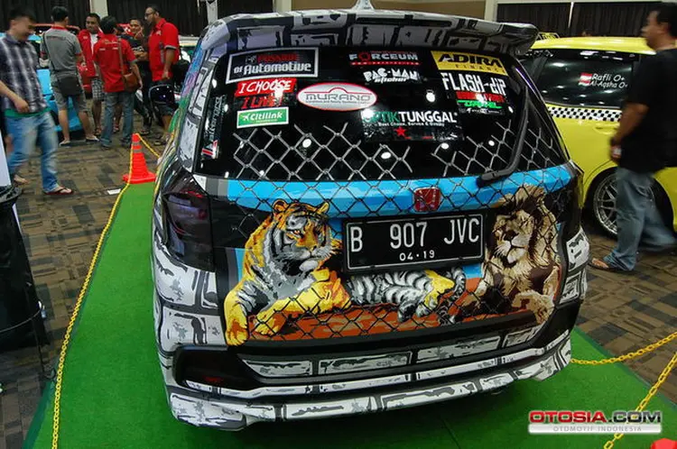 Mobilio Berbalut Cutting Sticker Empat Dimensi 