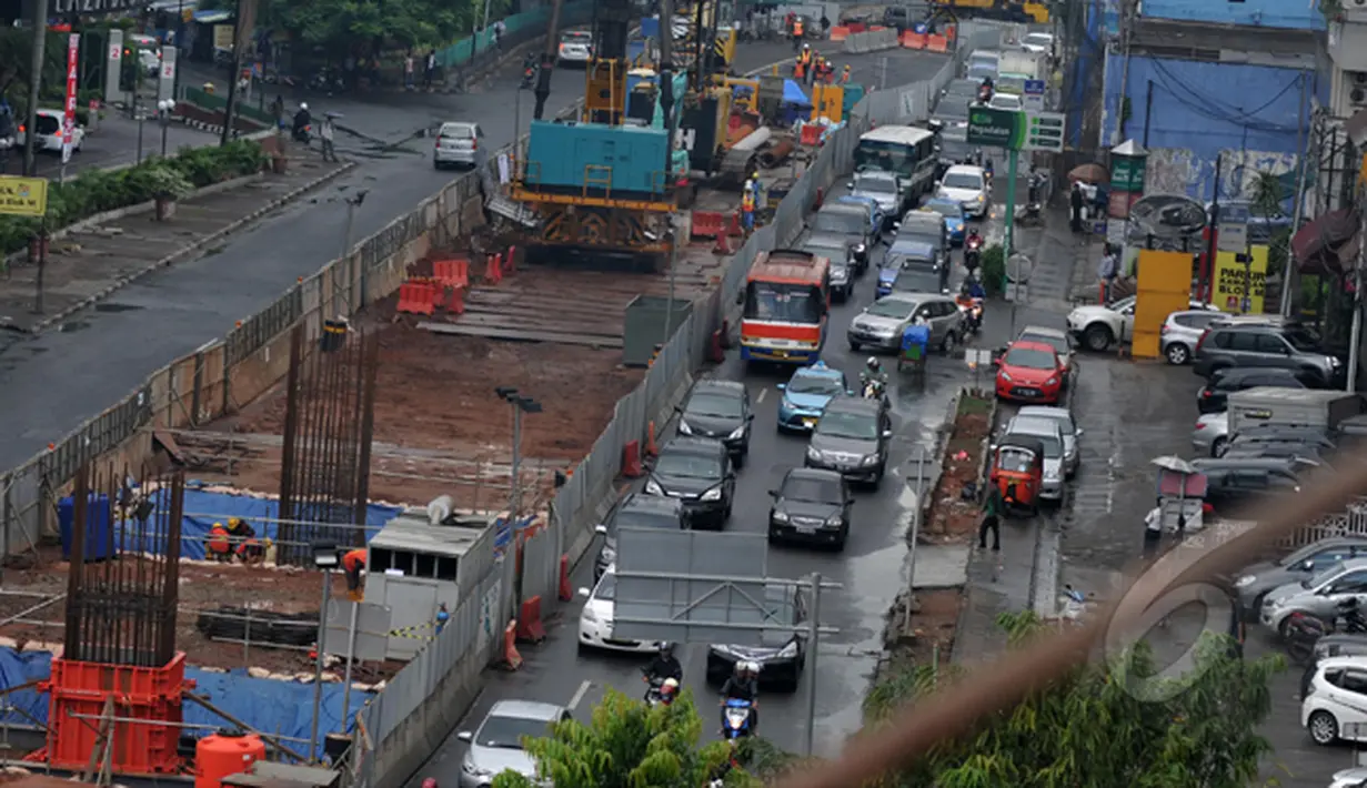 Proyek MRT yang memakan badan jalan menyebabkan kemacetan di kawasan Blok M. Ditargetkan selesai pada 2016, Kawasan Blok M, Jakarta, Selasa (3/3/2015). (Liputan6.com/Johan Tallo)