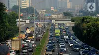 Jokowi berharap masyarakat dapat berpindah dari moda transportasi pribadi ke transportasi umum seperti Light Rail Transit (LRT) Jabodebek dan Kereta Cepat Jakarta-Bandung yang bakal diresmikan dalam waktu dekat. (merdeka.com/Arie Basuki)