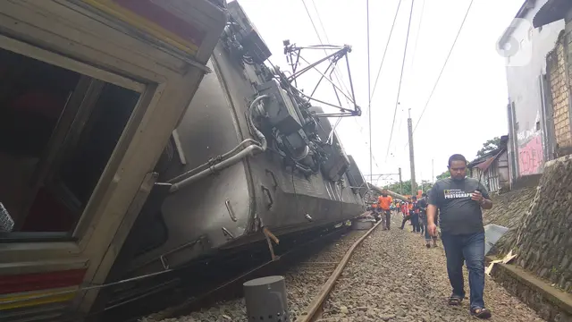 KRL Anjlok