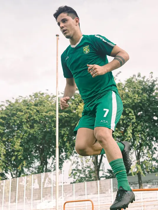 Keseriusan Bruno Moreira dalam latihan bersama Persebaya Surabaya terlihat jelas. Banyak yang meyakini Bruno akan segera 100% kembali ke kemampuan terbaiknya. Jika sudah begitu, maka suporter Persebaya akan siap menanti gol-gol dari Bruno Moreira. (Liputan6.com/IG/@officialpersebaya)