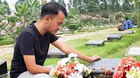 Ruben Onsu kerap mendatangi makam Olga Syahputra (Foto: Instagram)