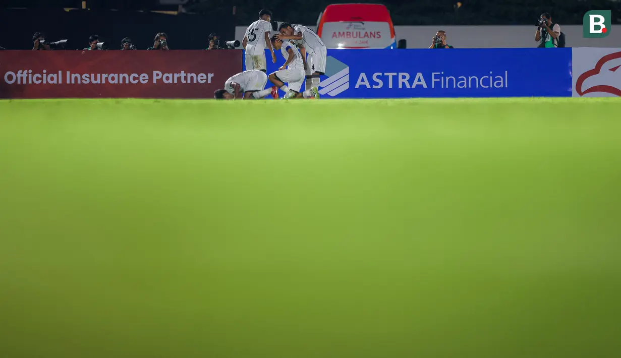 Pemain Timnas Indonesia U-22 merayakan gol yang dicetak oleh Dony Tri Pamungkas ke gawang India dalam laga uji coba di Stadion Madya, Senayan, Jakarta, Minggu (13/10/2025). (Bola.com/Bagaskara Lazuardi)