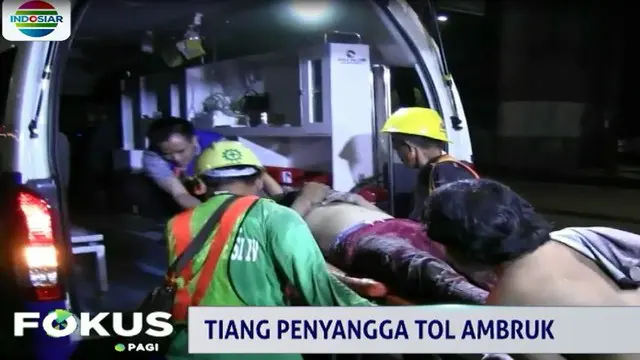 Para pekerja ini menjadi korban ambruknya tiang penyangga Jalan Tol Becakayu di jalan DI Panjaitan, Jakarta Timur yang masih dalam proses pengerjaan dini hari tadi.