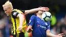 Gelandang Watford, Will Hughes, duel udara dengan bek Chelsea, Marcos Alonso, pada laga Premier League di Stadion Stamford Bridge, London, Minggu (5/5). Chelsea menang 3-0 atas Watford. (AFP/Ben Stansall)