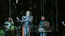 Penampilan penyanyi Reza Artamevia dalam Festival Tamagochill di Tennis Indoor Senayan, Jakarta, Jumat (22/11/2019). Reza mengobati rindu para penggemar dengan membawakan sejumlah lagu hits di antaranya Berharap Tak Terpisah, Satu yang Tak Bisa Lepas, dan Pertama. (Liputan6.com/Faizal Fanani)