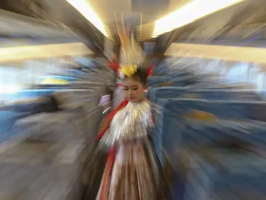 Salah satu penari saat menampilkan tarian di dalam kereta cepat Whoosh dalam perjalanan dari stasiun Halim Jakarta menuju Padalarang Kabupaten Bandung Barat, Sabtu (1/6/2024). (Liputan6.com/Herman Zakharia)