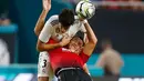 Bek Real Madrid Jesus Vallejo berebut bola dengan penyerang Manchester United Alexis Sanchez saat bertanding pada International Champions Cup di Miami Gardens, Fla (31/7). MU menang tipis 2-1 atas Madrid. (AP Photo / Brynn Anderson )