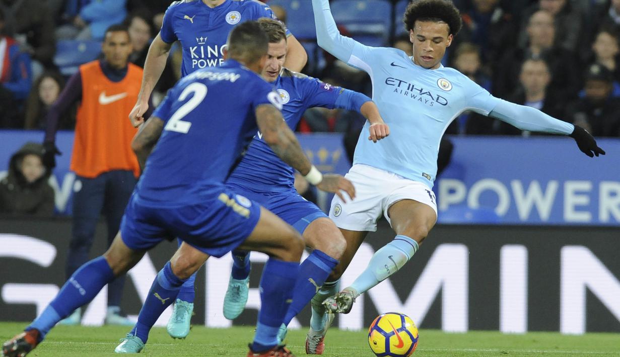 Gelandang Manchester City, Leroy Sane, berusaha melewati pemain Leicester City pada laga Premier League di Stadion King Power, Sabtu (18/11/2017). Manchester City menang 2-0 atas Leicester City. (AP/Rui Vieira)