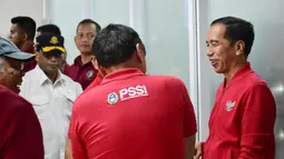 Presiden Indonesia, Joko Widodo, berbincang dengan Ketua PSSI, Mochamad Iriawan, saat meresmikan Stadion Manahan, Solo, Jawa Tengah, Sabtu (15/2/2020). Stadion tersebut merupakan salah satu calon veneu di Piala Dunia U-20 2021 di Indonesia. (Dokumentasi PSSI)