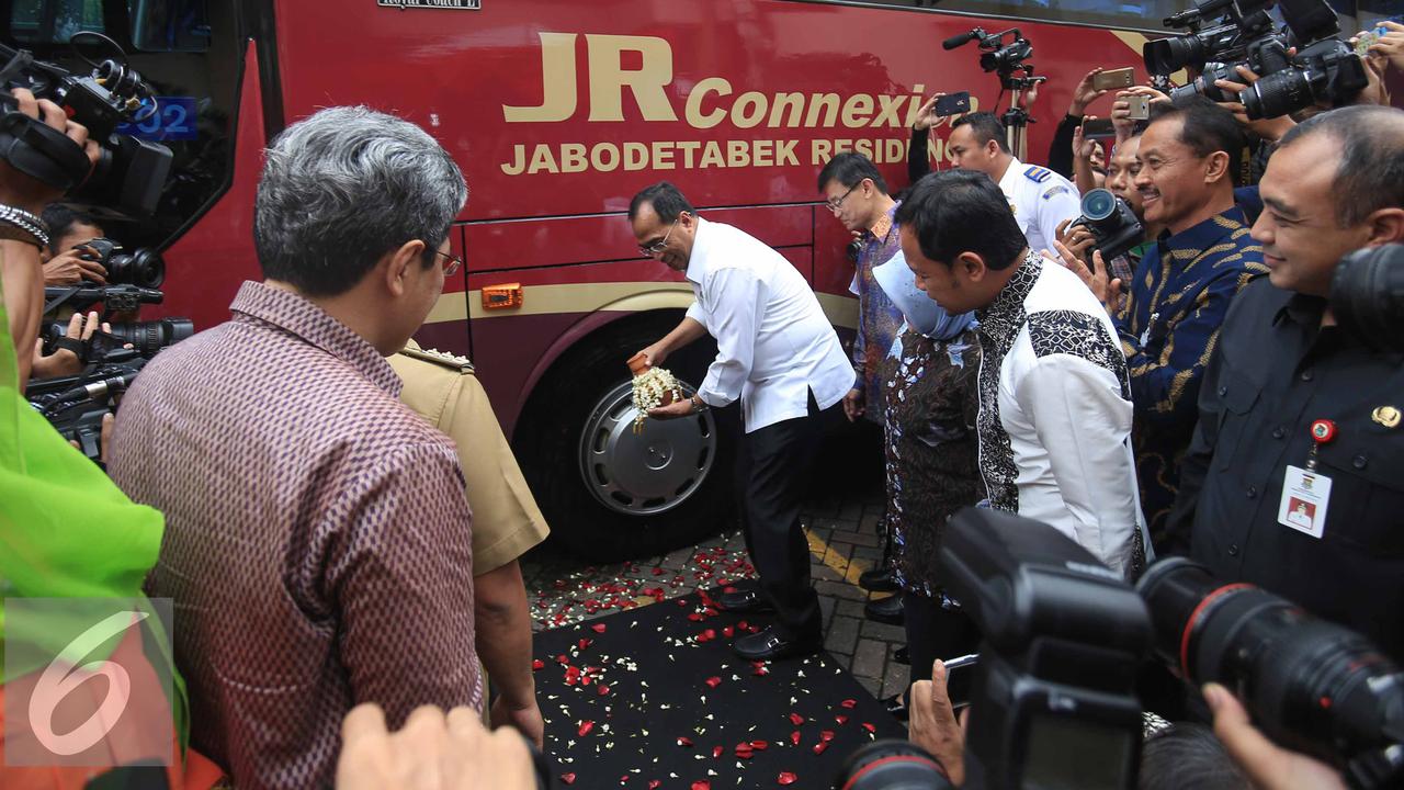 Siap Beroperasi, Menhub Resmikan Bus JR Connexion