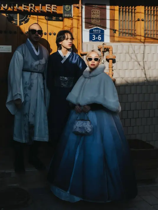 Tiko Aryawardhana kenakan baji atau celana hitam jeogori abu-abu dengan ikat tali di pinggang [@itsmebcl]