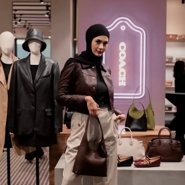 Tengok Gaya Chic dan Memukau Yasmin Napper, Paula Verhoeven, Saskia Chadwick, dan Jennifer Bachdim dengan Koleksi Tas Coach Terbaru (Foto dok : Coach/Kanmo Grouo).