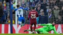 Pemain Brighton and Hove Albion Solly March (kiri) melewatkan kesempatan untuk mencetak gol ke gawang Liverpool pada pertandingan sepak bola putaran keempat Piala FA di Stadion Falmer, Brighton, Inggris, 29 Januari 2023. Liverpool kalah 1-2 dan harus tersingkir dari Piala FA. (AP Photo/Alastair Grant)