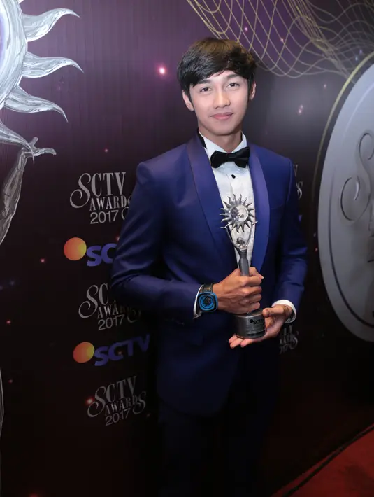 "Tidak ada persaingan sih buat gua. Semuanya berat dan akting mereka semuanya punya karakter masing-masing dan mereka sukses. Jadi dapet nominasi udah bersykur dan mungkin ini bonusnya (piala penghargaan)," tambahnya. (Adrian Putra/Bintang.com)