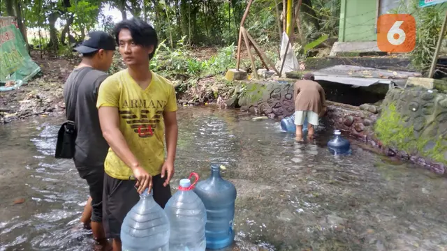 Masyarakat mulai ramai mengambil air di sumber Penawar Banyuwangi (Hermawan Arifianto/Liputan6.com)
