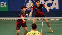 Lee Yong-dae/Yoo Yeon-seong saat mengalahkan Pasangan China, Chai Biao/Hong Wei   dengan skor 13-21, 21-13, dan 21-16 pada partai final yang berlangsung di Istora Senayan, Jakarta, Minggu (5/6/2016). (Bola.com/Nickas Hanoatubun)