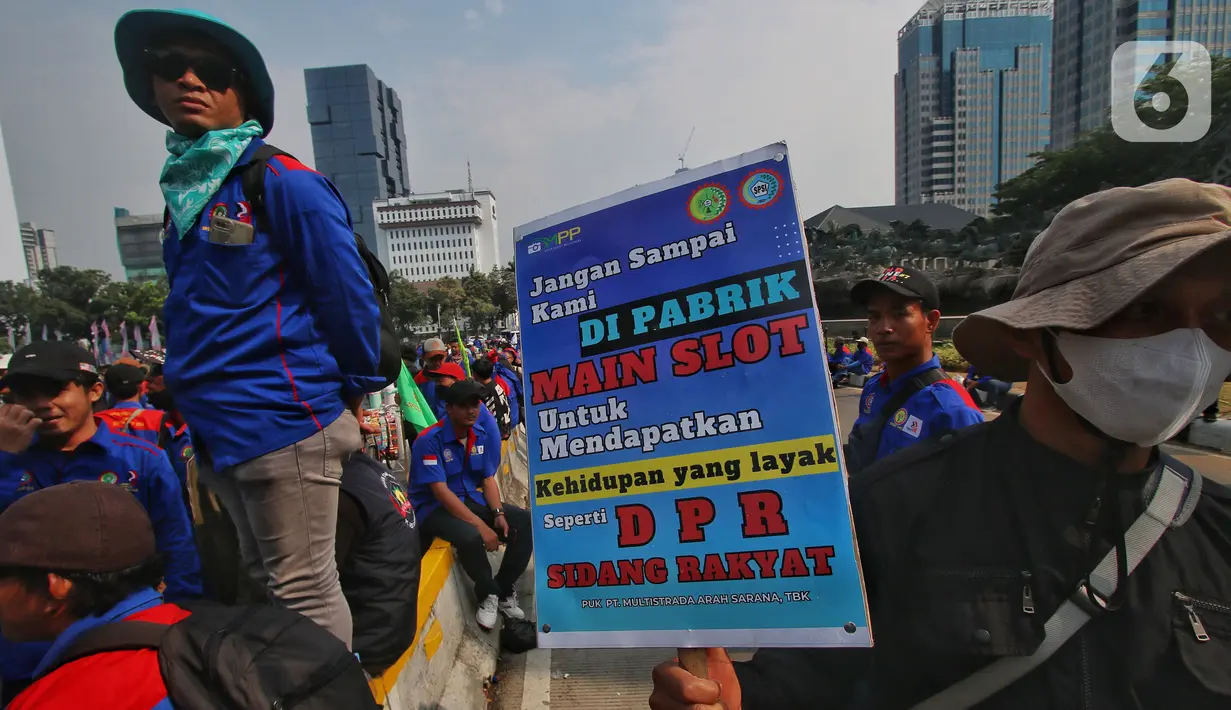 Tuntutan utama pada aksi hari ini adalah menuntut pemerintah membatalkan omnibus law Undang-Undang Cipta Kerja yang dinilai merugikan buruh. (Liputan6.com/Angga Yuniar)