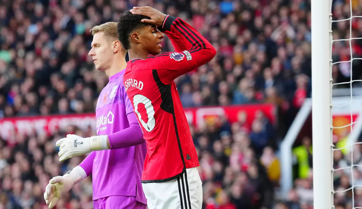 Umpan silang Marcus Rashford membentur pemain bertahan Luton dan jatuh ke kaki Hojlund di mulut gawang. Namun tak berujung gol karena dengan gemilang Kaminski mampu menepisnya. (AP Photo/Jon Super)