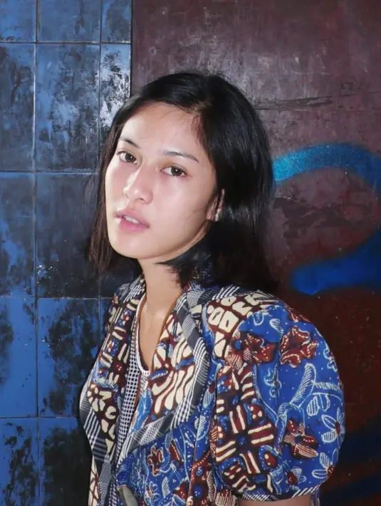 Dian Sastro tampil dengan kecantikannya yang alami. Potret yang ditulisnya diambil pada tahun 2006 itu memperlihatkan Dian memakai batik tanpa polesan makeup. Dengan background dinding rumah yang lusuh, ia menampilkan pesona jadul dengan sangat natural. (Liputan6.com/IG/@therealdisastr)