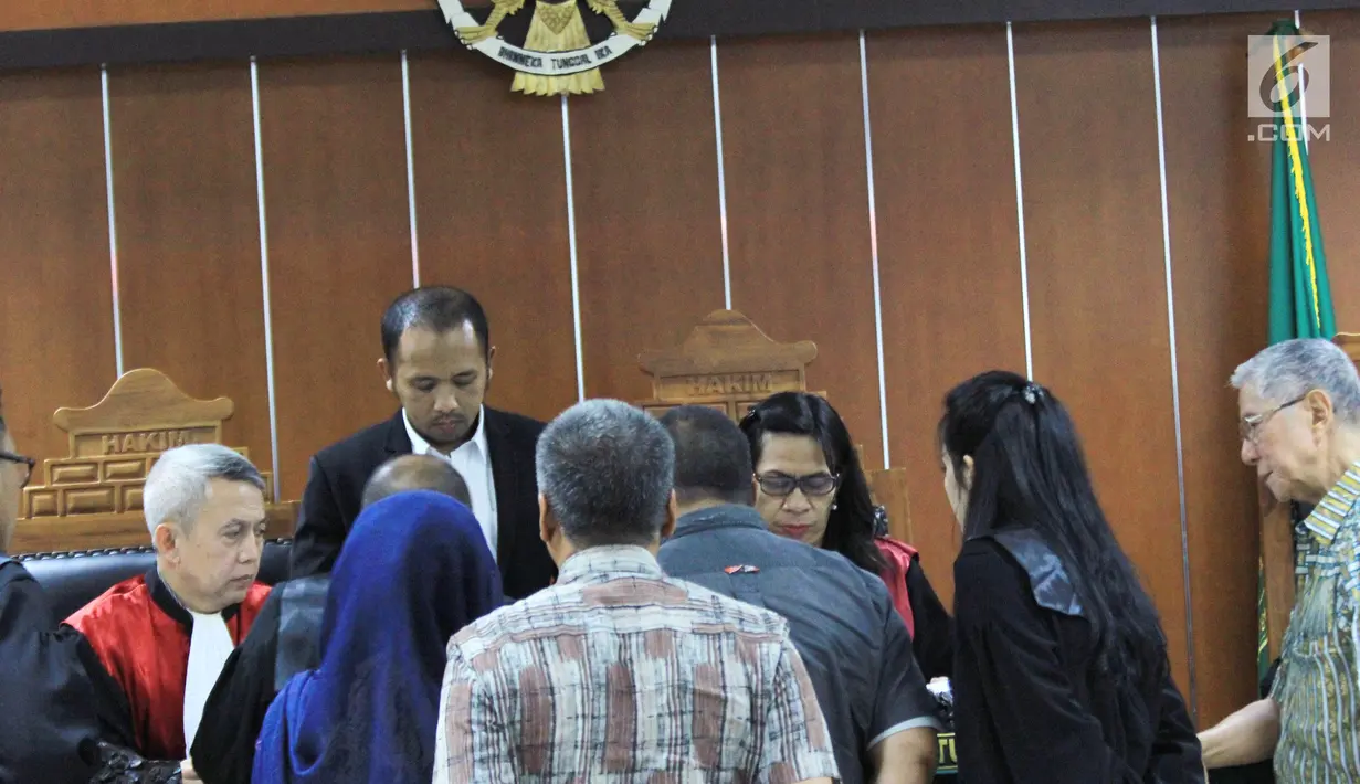 Terdakwa kasus mafia tanah Muljono Tedjokusumo bersama sejumlah saksi dari mantan Lurah Kedoya Selatan dan dua mantan staf melihat barang bukti dihadapan majelis hakim di PN Jakarta Barat, Rabu (5/12). (Liputan6.com/HO/Farid)