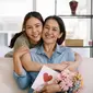 ilustrasi ibu dan anak sayang/Chay_Tee/Shutterstock