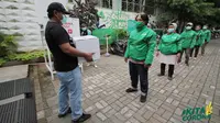 Grab Indonesia berkolaborasi bersama Human Initiative serta didukung oleh Sido Muncul menyalurkan paket sembako untuk mitra pengemudi Grab.