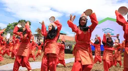 Anak-anak di Kampung Berseri Astra Jorong Tabek menampilkan kesenian tari piring dalam acara Festival Kampung Berseri Astra di Kabupaten Solok, Sumatra Barat (28/4/2019). KBA bisa dijadikan salah satu daerah agro wisata dengan menonjolkan keasrian alamnya sebagai Kampung Wisata (Liputan6.com/HO/Eko)