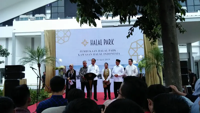 Presiden Joko Widodo (Jokowi) membuka Moslem District Destination, Halal Park, di Kawasan Senayan, Jakarta, Selasa (16/4/2019).