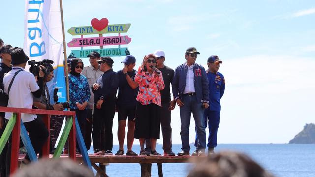 Menteri Kelautan dan Perikanan Susi Pudjiastuti meninjau lokasi Festival Pulo Dua di Pulo Dua, Kecamatan Balantak, Kabupaten Banggai, Sulawesi Tengah. (Dok KKP)