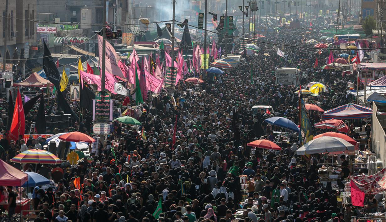 Ini adalah panggung di mana umat Syiah melakukan ritual pemukulan dada dan bentuk upacara berkabung lainnya. (AP Photo/Anmar Khalil)