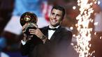 Pemain Manchester City, Rodri mendapatkan penghargaan Ballon d'Or 2024 pada acara yang berlangsung di Theatre du Chatelet, Paris, Selasa (29/10/2024) dini hari WIB. (AFP/Franck Fife)