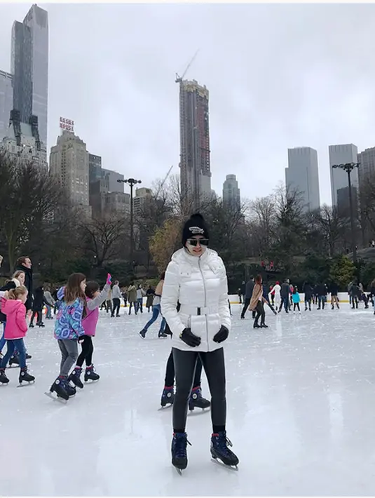 Foto dan video kebahagiaan Syahrini menjalani liburan mewah ke akun Instagram. Hotel super mewah, pesawat jet, pengawal selama liburan, hingga fesyen dan barang lain yang dikenakan barang bermerk terkenal. (Instagram/princessyahrini)