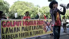 Massa yang tergabung dalam Pusat Perjuangan Mahasiswa untuk Pembebasan Nasional (PEMBEBASAN) menggelar aksi di depan Kantor KPU Pusat, Jakarta, Minggu (17/2). Dalam aksinya massa menyatakan sikap Golput dalam Pemilu 2019. (merdeka.com/Iqbal S Nugroho)