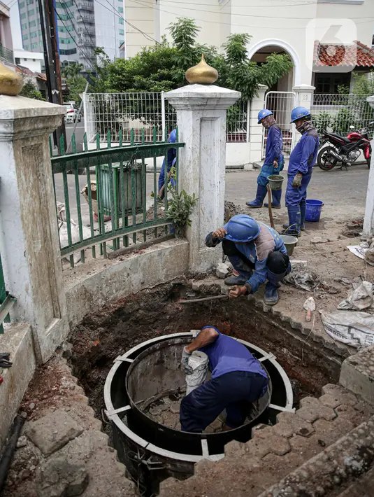 Petugas Sudin SDA DKI Jakarta membuat sumur resapan dangkal di kawasan Utan Kayu, Rabu (18/11/2020). Pengerjaan sumur resapan dangkal tersebut untuk bisa menyerap air sehingga membantu mengurangi beban di Kali Cipinang ketika memasuki musim penghujan. (Liputan6.com/Faizal Fanani)