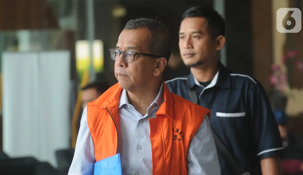 Mantan Dirut PT Garuda Indonesia, Emirsyah Satar usai menjalani pemeriksaan oleh penyidik di Gedung KPK, Jakarta, Kamis (7/11/2019).  Emirsyah Satar diperiksa terkait kasus dugaan suap pengadaan mesin Rolls-Royce PLC asal Inggris untuk pesawat Airbus milik Garuda Indonesia. (merdeka.com/Dwi Narwoko)