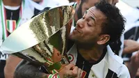 Bek Juventus, Dani Alves, merayakan gelar Scudetto usai mengalahkan Crotone pada laga Serie A di Stadion Juventus, Turin, Minggu (21/5/2017). (AFP/Filippo Monteforte)