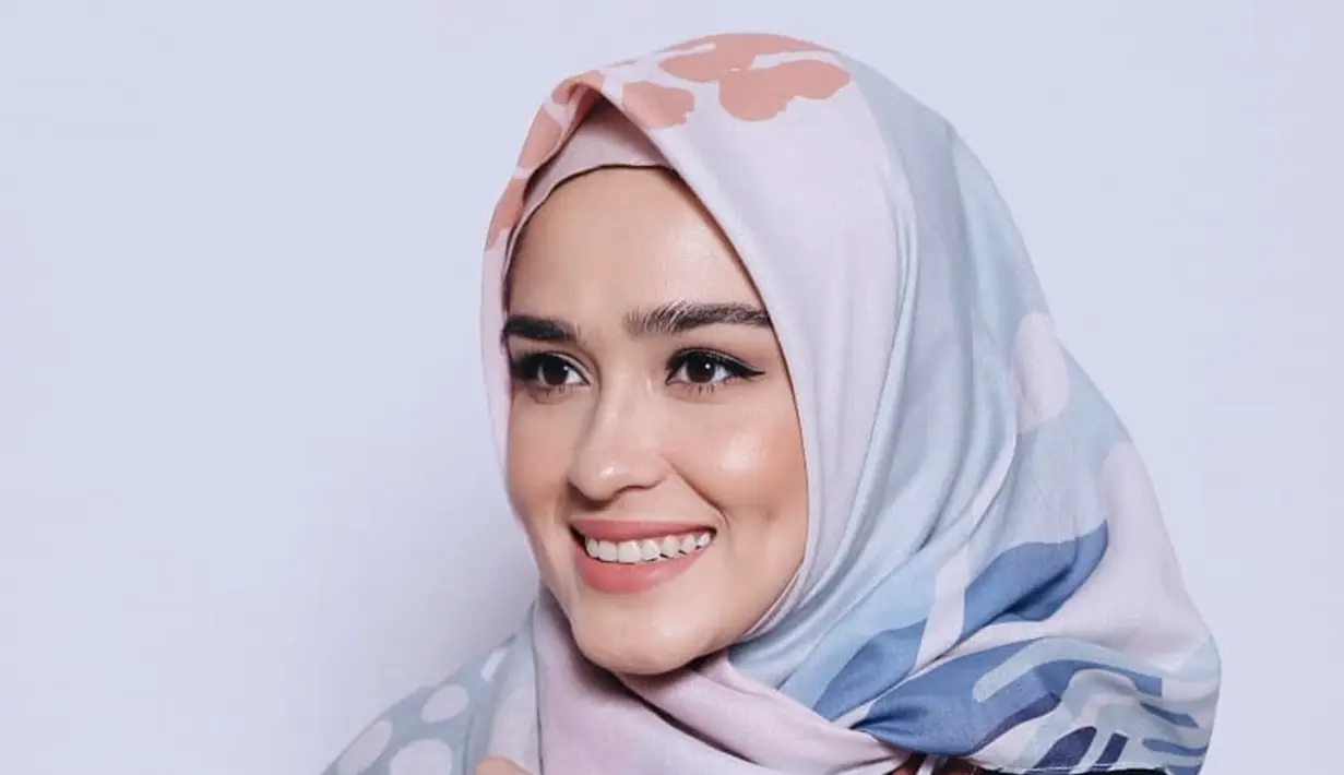 Pandai dalam melakuakan mix and match baju, wanita berdarah Inggris dan Skotlandia ini nampak manis dan sangat anggun saat mengenakan baju gamis lengkap dengan hijab. (Liputan6.com/IG/yaswildblood)