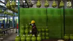 Pekerja mereproduksi tabung gas elpiji 3 kg di Depot LPG Tanjung Priok, Jakarta, Selasa (29/1). Pemerintah dan Badan Anggaran DPR menyepakati kenaikan anggaran subsidi energi Rp 4,1 triliun di tahun 2019 menjadi Rp 160 triliun. (Liputan6.com/Johan Tallo)