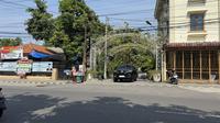 Presiden ke-7 Jokowi terlihat nail mobil meninggkan kediaman pribadinya di Solo pada hari kedua usai purnatugas, Selasa (22/10/2024).(Liputan6.com/Fajar Abrori)