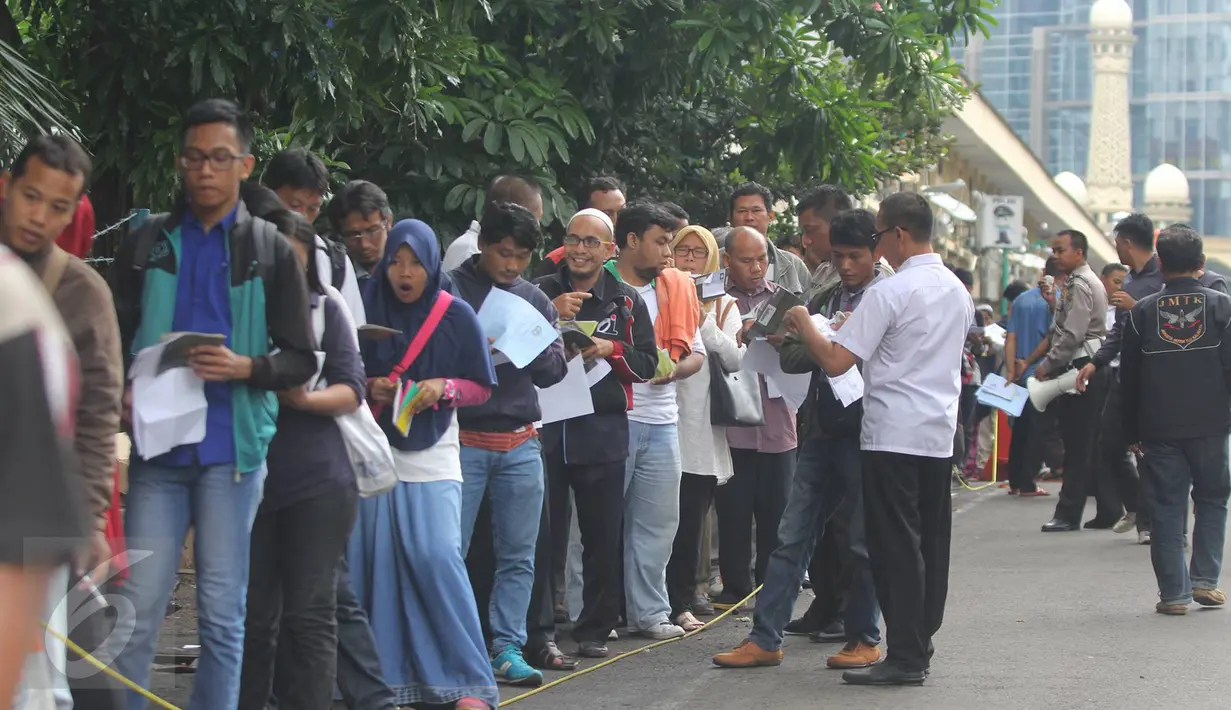 Warga antre mengurus surat kendaraan di Gedung Biru Ditlantas Polda Metro Jaya, Jakarta, Kamis (5/1). Antrean terjadi jelang kenaikan biaya PNBP (penerimaan negara bukan pajak) dalam pengurusan administrasi kendaraan. (Liputan6.com/Immanuel Antonius)