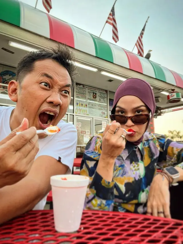 Zaskia Adya Mecca dan Hanung Liburan di Amerika