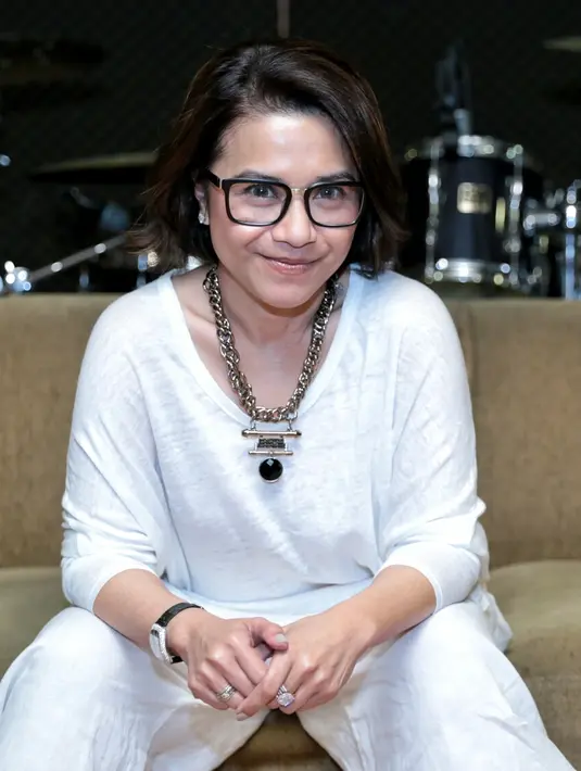 Ruth Sahanaya banyak bertanya ke anak dalam penggarapan album keduanya, Simfoni Dari Hati. Pasalnya, wanita yang akrab disapa Uthe ini ingin menyuguhkan karya yang berbeda dari album-album sebelumnya. (Adrian Putra/Bintang.com)