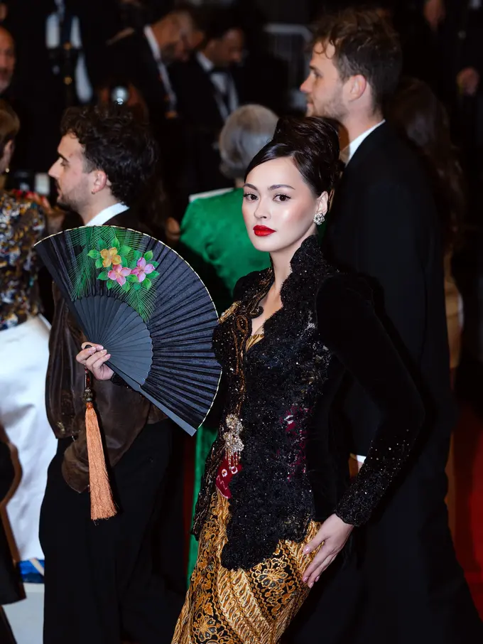 Jolene Marie Debut di Festival Film Cannes 2026 dengan Kebaya Hitam, Bawa Pesona Khas Perempuan Indonesia di Panggung Dunia