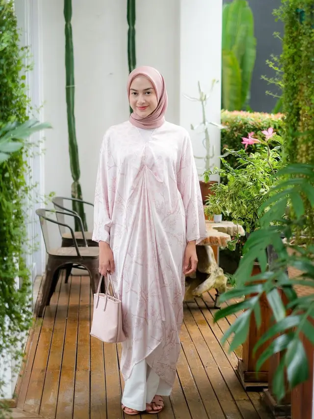 8 OOTD Hijab Pastel dari Adelia Pasha, Lesti Kejora hingga Laudya Cynthia Bella