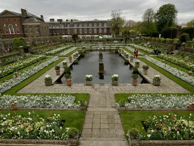 The White Garden dibangun sebagai taman peringatan menandai 20 tahun kematian Putri Diana di Kensington Palace di London, Kamis (13/4). (AP Photo / Matt Dunham)