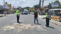 Personel Satuan Lalu Lintas Polresta Pekanbaru melakukan olah tempat kejadian perkara di lokasi kecelakaan maut karena sopirnya positif narkoba. (Liputan6.com/M Syukur)