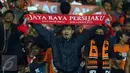 Suporter membentangkan syal usai menyaksikan laga Persija melawan Timnas Indonesia U-22 di Stadion Patriot Candrabhaga, Bekasi, Rabu (5/4). Laga Persija melawan Timnas Indonesia U-22 berakhir imbang 0-0. (Liputan6.com/Helmi Fithriansyah)