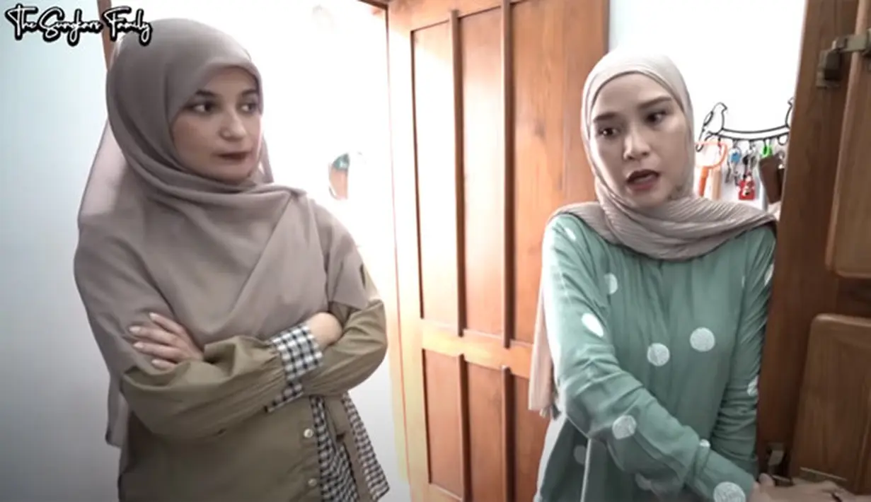 "Ini buat gue sudah mahal banget ya. 1,6 juta, ini brand lokal tapi favoritku banget, ini Johnny Ramli dan fungsinya sama," jelas Zaskia Adya Mecca. (YouTube/The Sungkars Family)