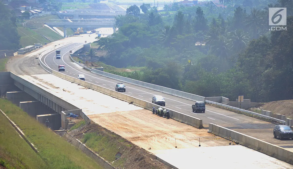 Kondisi arus lalu lintas di jalan fungsional Bocimi di kawasan Cigombong, Bogor (9/6). Kehadiran Tol Bogor-Ciawi-Sukabumi atau Tol Bocimi juga diyakini dapat memangkas banyak waktu perjalanan dari arah Bogor menuju Sukabumi. (Merdeka.com/Arie Basuki)